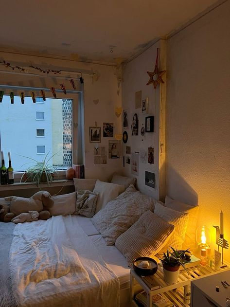 Corner Beds Aesthetic, Clean Cozy Room Aesthetic, Box Room Aesthetic, Cozy Bed Corner Ideas, Granny Room Ideas, Down Town Room Ideas, Cosy Room Aesthetic, Uni Room Aesthetic, University Room Ideas Uk