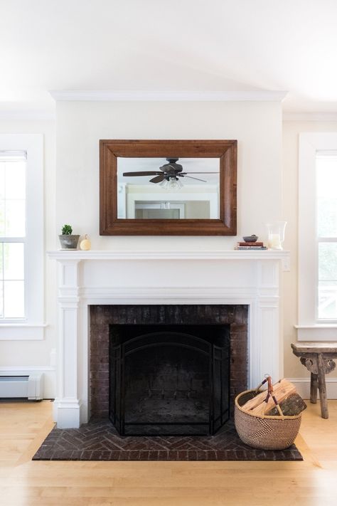 A rectangular mirror above a traditional fireplace feels fresh because of the minimal accessories. Traditional Minimalist Home, Popular Living Room, Interior Design Minimalist, Simple Home Decor, Fireplace Built Ins, Traditional Fireplace, Newport Rhode Island, Simple Home, Home Modern