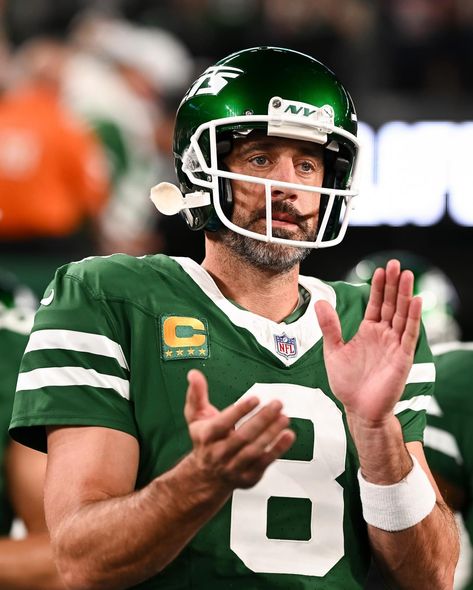 NFL | Aaron Rodgers, back on the field at MetLife 📍 #NEvsNYJ — 8:15pm on Prime Video Also streaming on #NFLPlus 📷: @mikeyyowens/NFL | Instagram Aron Rodgers, Aaron Rodgers Jets, Ny Jets, Aaron Rodgers, Study Motivation Inspiration, Prime Video, Nfl Players, Album Cover Art, New York Jets