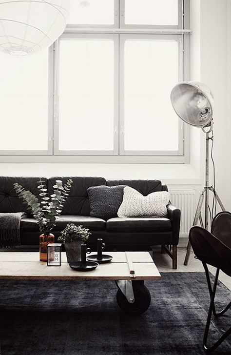 BEAUTIFUL BLACK Cozy Apartment Living Room, Black Couches, Black And White Living Room, Decor Studio, Living Room Color Schemes, White Living, White Living Room, Apartment Living Room, Interior Design Trends