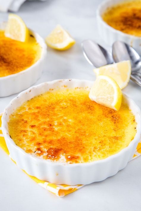 Lemon Crème Brûlée - Dinners, Dishes, and Desserts Lemon Creme Brulee, Creme Brulee Recept, Traditional Bread Pudding, Lemon Sweets, Lemon Creme, Homemade Shortbread, Cheesecake Parfaits, Creme Brulee Recipe, Brulee Recipe