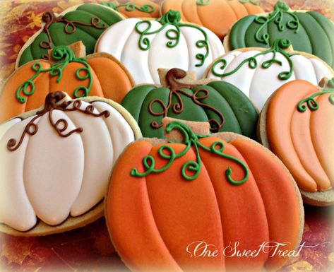 Decorated Pumpkin Cookies, Sugar Cookie Ideas, Thanksgiving Cookies Decorated, Pumpkin Cookies Decorated, Decorated Pumpkin, Fall Decorated Cookies, Halloween Sugar Cookies Decorated, Halloween Cookie Recipes, Pumpkin Sugar Cookies