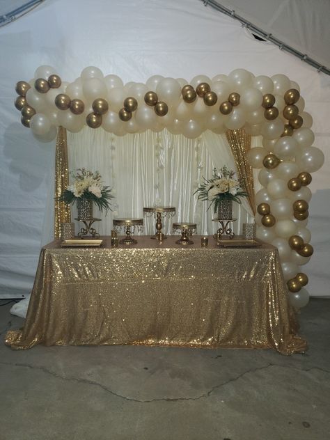 Brown And Beige Party Decorations, Birthday Table Setting Ideas Simple, Gold Foods For Party, White And Gold Theme Party, 60th Birthday Backdrop Ideas, Golden Anniversary Decorations, Gold And White Decor, Gold Party Ideas, Gold Table Decorations