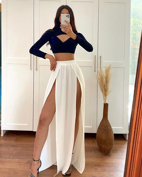 White Causal Outfits For Women, Crop Top With Long Skirt, White Long Skirt, Trendy Outfit Ideas, Fiesta Outfit, Seductive Clothes, Classy Dress Outfits, Pretty Prom Dresses, Beach Skirt