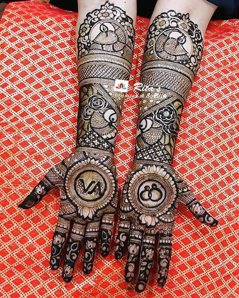 Engagement Mehandi Backside, Love Story Mehendi, Love Story Mehendi Design, Engagement Mehandi Idea Simple, Mehendi Designs For Hands Engagement, Engagement Mehndi Designs Back Hand, Engagement Mehandi Design, Mehandi For Engagement, Engagement Mehandi Unique