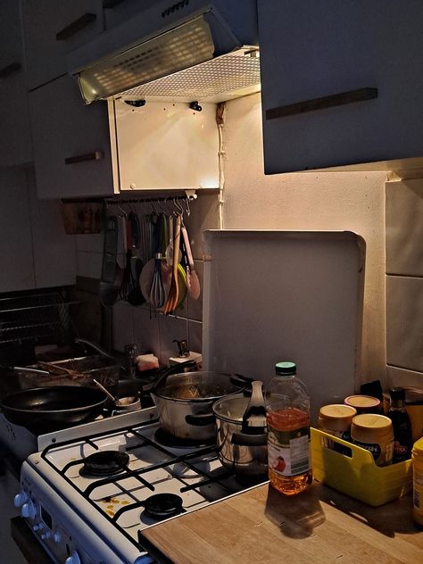 Messy Kitchen Aesthetic, Old Apartment Aesthetic, Messy Apartment Aesthetic, Old New York Apartment, Messy Apartment, Close To God, Teenage Drama, Messy House, Messy Kitchen