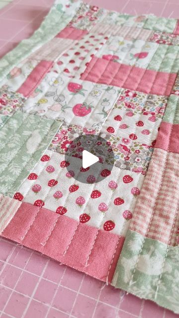 Spring Quilts Patterns, Fabric Strawberries, Beginner Quilt Patterns Free, Beginner Quilt, Sewing To Sell, Spring Quilts, Beginner Quilt Patterns, Bag Ideas, Pretty Fabric