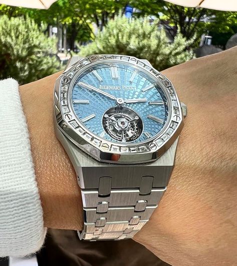 Audemars Piguet Club 🇨🇭 (@audemarsclub) posted on Instagram • May 5, 2022 at 12:44pm UTC Ap Royal Oak, Mens Fashion Wear, Guy Stuff, Dream Watches, Baguette Cut Diamond, Men Style Tips, Audemars Piguet Royal Oak, Royal Oak, Bezel Diamond