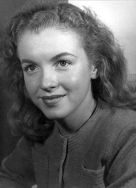 Before Hollywood morphed her into the blonde bombshell, she was still gorgeous!  OR not so gorgeous. Norma Jean Marilyn Monroe, Stars D'hollywood, Joe Dimaggio, Meg Ryan, Marilyn Monroe Photos, Rita Hayworth, Norma Jean, Norma Jeane, Blonde Bombshell