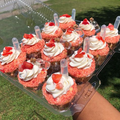 THE QUEEN OF GOURMET CAKES & CUPCAKES (@anasweetspot) • Instagram photos and videos Alcohol Infused Desserts Sweets, 21st Cupcake Ideas, 21 Birthday Cupcakes Ideas, Grandmas Cake, Liquor Infused Cupcakes, Cupcakes Business, Liquor Cupcakes, Strawberry Crunch Cupcakes, Alcoholic Cupcakes