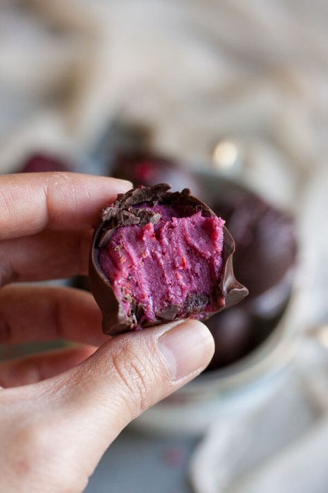 Raspberry Chocolate Truffle Recipe Chocolate Raspberry Dessert, Chocolate Raspberry Truffles, Chocolate Truffle Recipe, Raspberry Truffles, Raspberry Truffle, Dark Chocolate Raspberry, Dessert Truffles, Raspberry Chocolate, Candy Truffles