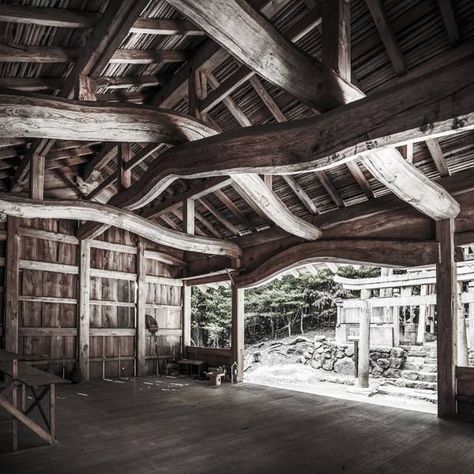 Shinto Temple, Japanese Farmhouse, Japanese Traditional Architecture, Japanese Buildings, Timber Frame Building, Traditional Japanese Architecture, Farmhouse Architecture, Traditional Japanese House, Farm Layout