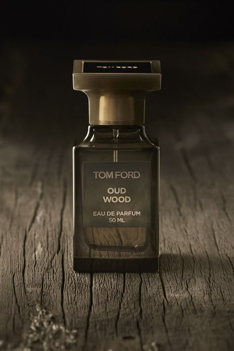 Oud Photography, William Golden, Library Fashion, Tom Ford Oud Wood, Inspo Wallpaper, Tom Ford Oud, Rugby Vintage, Fall Fashion Sweaters, Perfume Men