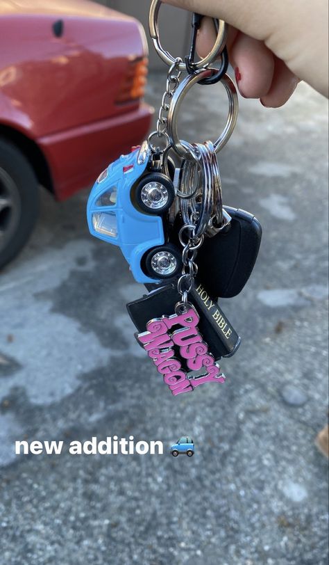 Car Keys Keychain Aesthetic, Cute Car Key Accessories, Car Key Keychain, Car Key Inspiration, Car Keychain Aesthetic Ideas, Car License, Cute Car Keys Aesthetic, Aesthetic Car Keychain, Keychain Aesthetic Car Keys