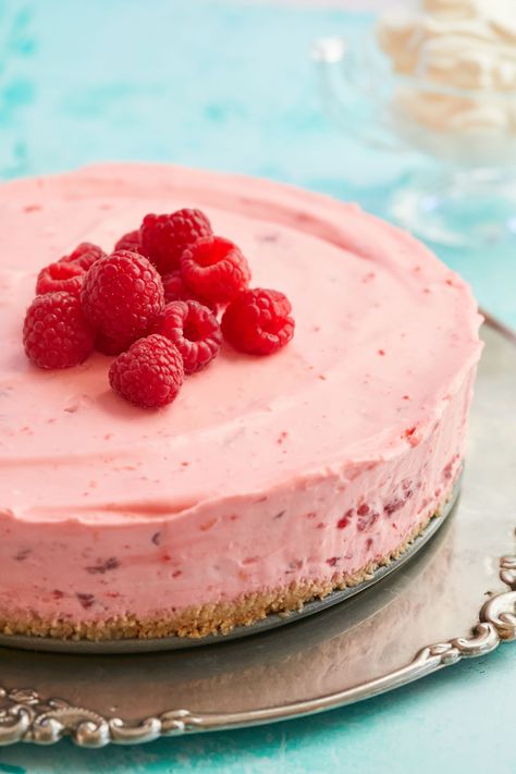 No-bake raspberry cheesecake uses raspberry jell-o. Raspberry Recipes Easy, Raspberry Desserts Easy, Raspberry Recipes Dessert, Blackberry Dessert, Raspberry No Bake Cheesecake, Raspberry Desserts, Bigger Bolder Baking, Baking Cookbooks, Raspberry Recipes