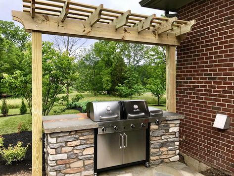 A Small Grill Surround with Pergola Head Top ! Bbq Grill Surround, Pergola Over Grill, Grill Enclosure Ideas, Small Patio Grill Station, Bbq Backyard Ideas, Deck With Grill Area, Bbq Grill Ideas, Outdoor Grill Area Diy, Barbeque Ideas