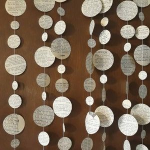 Book Garland, Dot Garland, Book Page Garland, Diy Old Books, Garland Paper, Paper Garlands, Old Book Crafts, Circle Garland, Recycled Books