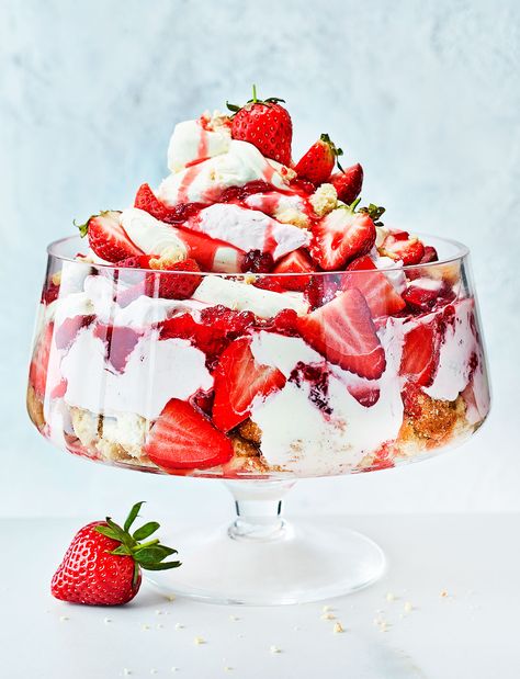 Strawberry cheesecake bowl recipe | Sainsbury's Magazine Refrigerated Desserts, Strawberry Sweets, Recipes List, Recipe Strawberry, Homemade Goodies, Strawberry Dessert, Trifle Desserts, Food Aesthetics, Christmas Cake Recipes