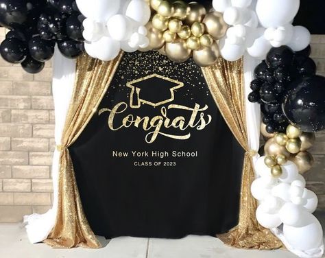 Small Graduation Party Ideas Decoration, Graduation Decoration Ideas Backdrops, Graduation Backdrop Ideas, College Graduation Decorations, Graduation Photo Backdrop, Diy Graduation Decorations Party, Doctorate Graduation, Prom Backdrops, Graduation Party Backdrops