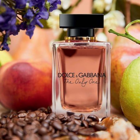 Dolce And Gabbana Perfume, Perfume Versace, Hermes Perfume, Celebrity Perfume, Perfume Scents, Perfume Lover, Perfume Design, Fragrance Set, Heart Notes