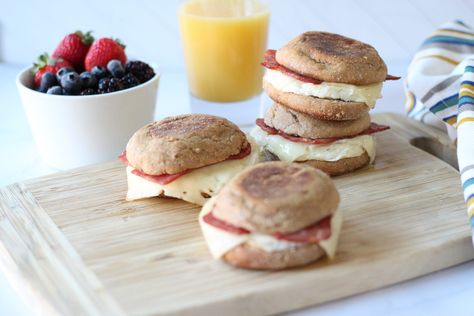 Copycat Starbucks Turkey Bacon Sandwich, Starbucks Egg White Turkey Bacon, Turkey Bacon Egg White Sandwich, Turkey Bacon Egg Sandwich, Starbucks Turkey Bacon Sandwich Recipe, Turkey Bacon Breakfast Sandwich, Starbucks Breakfast Sandwich, Turkey Bacon Sandwich, Tiki Food