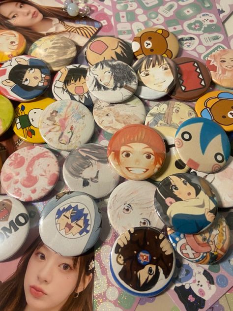 Diy Buttons Pins, Backpack Pins Aesthetic, Bag With Pins, Bag Pins Aesthetic, Button Pins Aesthetic, Pin Ideas, Bag Pins, Cool Pins, Cute Little Things