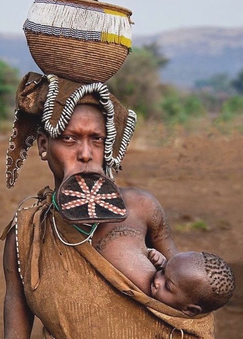 Mursi Tribe, Afrikaanse Kunst, Homescreen Ideas, African People, Cultural Diversity, Homecoming Nails, African Beauty, People Of The World, African Culture