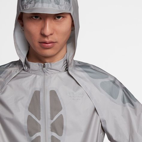 Nike Gyakusou's Hooded Jacket delivers everything you need in a Spring running jacket - Acquire Nike Gyakusou, Modest Activewear, Baby Nike, Sports Wear Women, Sport Style, Clothing Details, Performance Wear, Rain Coat, Running Jacket