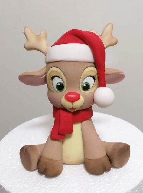 Reindeer Christmas Cake, Polymer Clay Crafts Christmas Easy, Santa Fondant, Clay Reindeer, Fondant Christmas Cake, Reindeer Cake, Christmas Themed Cake, Clay Christmas Decorations, Christmas Cake Designs