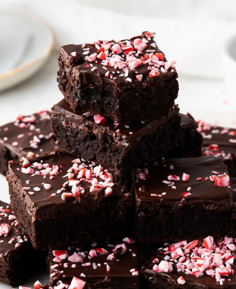 The most delicious fudgy peppermint brownies recipe that's glossed up with a layer of dark chocolate ganache and has two crunchy layers of chopped peppermint candies plus a hint of extract for added peppermint jazz hands. The perfect marriage of chocolate and peppermint wrapped in a yummy brownie! Candy Cane Brownies, Peppermint Brownies Recipe, Peppermint Fudge, Resep Brownies, Dark Chocolate Candy, Peppermint Brownies, Chocolate Caliente, Brownie Bar, Chocolate Peppermint