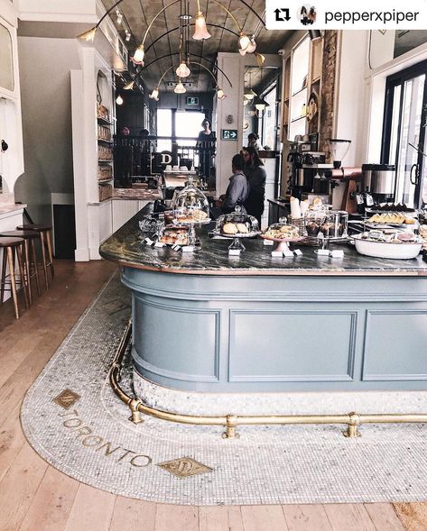 Cute Cafe Interior, Boutique Patisserie, Bistro Kitchen, Bakery Shop Design, Bakery Interior, Bistro Style, Coffee Shop Aesthetic, Parisian Cafe, Coffee Shops Interior