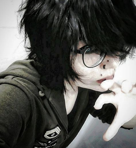 emo boy goth scene fashion alt Scene Boy Hair, Emo Boys 2000s, Scene Boy, Emo Haircuts, Scene Guys, Emo People, Scene Boys, Kei Visual