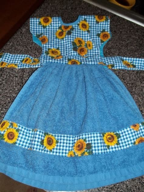 Oven Towel Dress Pattern Template - Search Images Hand Towel Crafts, Kitchen Towels Diy, Dish Towel Crafts, Kitchen Towels Crafts, Kitchen Towels Hanging, Towel Dress, Handmade Towel, Towel Crafts, Sewing Aprons