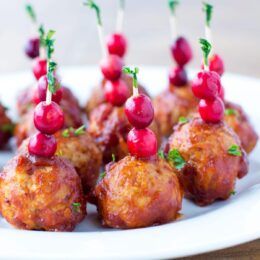 cranberry-meatballs_kelli shallal Healthy Holiday Appetizers, Paleo Meatballs, Cranberry Meatballs, Appetizer Meatballs, Holiday Appetizer, Clam Recipes, Healthy Holidays, Holiday Appetizers, Perfect Appetizers