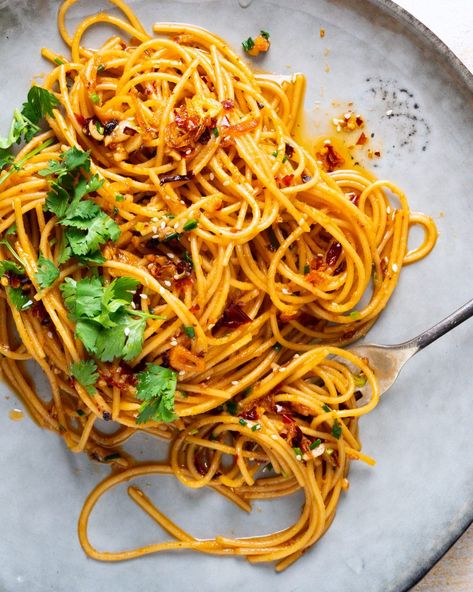 Chili Crisp Garlic Butter Spaghetti, Chilli Crisp Noodles, Marions Kitchen Recipes Noodles, Chili Crisp Pasta, Recipes Using Chili Crisp, Easy Garlic Butter Pasta, Chilli Spaghetti, Marion Grasby Recipes, Garlic Butter Spaghetti