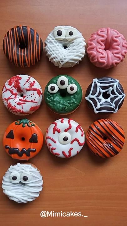 Mini Donuts For Halloween, Scary Donuts Halloween, Halloween Baked Donuts Ideas, Spooky Donut Ideas, Halloween Donut Decorating Ideas, Halloween Donuts Ideas Easy, Halloween Theme Treats, Halloween Mini Donuts Ideas, Thanksgiving Donuts Ideas