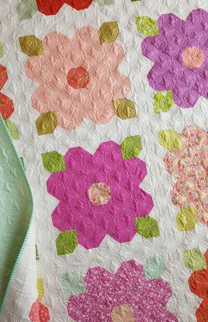 Quilt Patterns Flowers, Flower Quilt Blocks Free Pattern, Blossom Quilt Pattern, Cottagecore Quilt, Flower Quilt Pattern, Floral Quilt Patterns, Floral Quilts, Flower Quilt Patterns, Girl Quilts Patterns