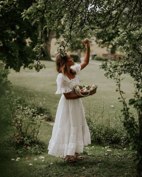 Cottage Core Aesthetic Outfit, Trad Wife Aesthetic, Cottage Core Photoshoot, Farm Dress, Farm Wife, Farm Clothes, Cottage Core Aesthetic, Wife Life, Cottagecore Aesthetic