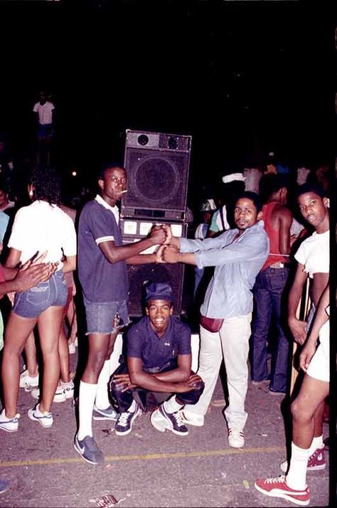 Who else has pics like this around the house? Bronx Park Jam. 80s Hiphop, Jamel Shabazz, Cultura Hip Hop, History Of Hip Hop, Looks Hip Hop, Hiphop Culture, 80s Hip Hop, The Get Down, Bloc Party