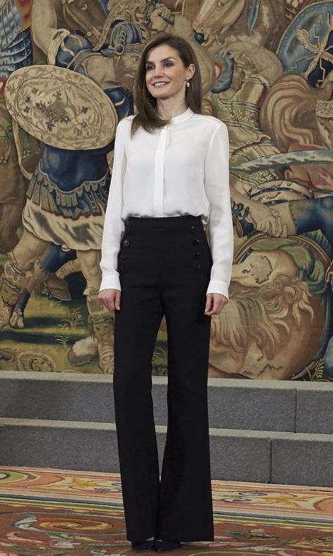 Smart Casual Skirt, Plus Size Tracksuit, Style Royal, Letizia Of Spain, Fashion Bottoms, Pants Women Fashion, Queen Letizia, Casual Skirt, Wearing Clothes