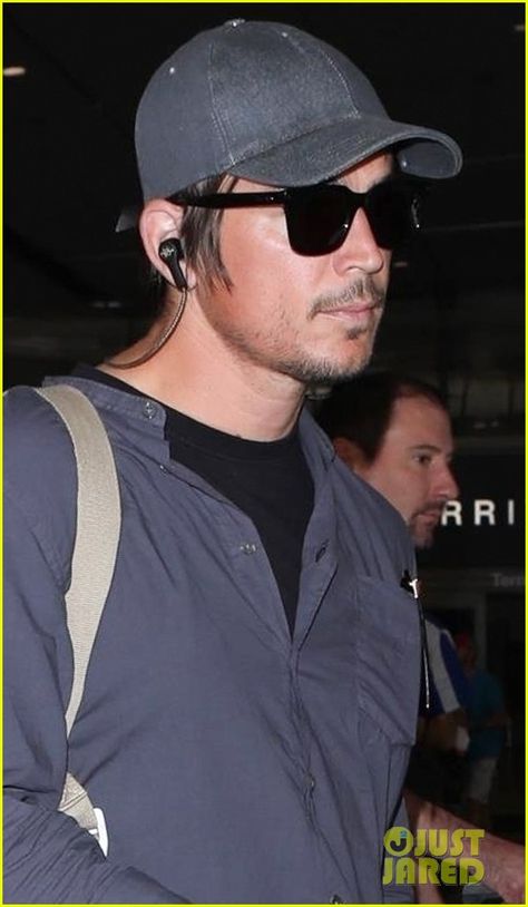 Josh Hartnett Arrives Back in Los Angeles After Attending Wimbledon in London: Photo 4116075 | Josh Hartnett Pictures | Just Jared Josh Hartnett 90s, Josh Hartnett 2024, Josh Hartnett 2000s, Josh Hartnett Black Hawk Down, Josh Gates Expedition Unknown, Josh Hartnett, Jussie Smollett, Chris Rock, The Hollywood Reporter