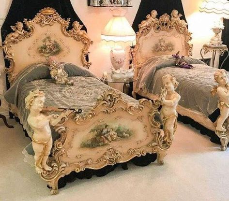 30 Times People Saw Beds With Such Threatening Auras They Just Had To Share Ornate Bed, Carved Beds, All White Bedroom, Weird Furniture, Living Space Decor, Space Decor, Business Design, Vintage Design, Bed Frame