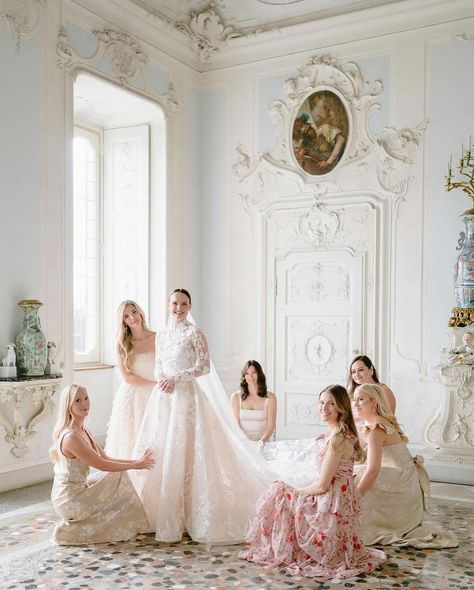 Princess Wedding Theme, Wedding Group Photos, Monique Lhuillier Wedding, Bridesmaid Poses, Brides Room, Bridesmaid Inspiration, Bridal Poses, Bridesmaids Photos, Bride Getting Ready