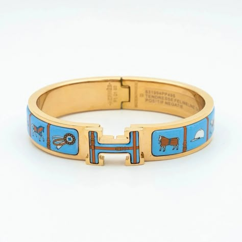 This H Pink Gold Bracelet with Blue Ceramic accents adds a touch of sophistication to any outfit. The unique combination of materials creates a stunning visual contrast and the high-quality craftsmanship ensures long-lasting wear. Elevate your style with this elegant and versatile piece. ADDITIONAL INFORMATION Color: Pink Gold Stone:no Ref.H700001G06WGM Material:- 925 Sterling Silver - 18k Gold Plated- 18k Real Gold ( contact us via instagram) Width: 11.2 mm Size : 17, 19 Our replica products ar Pink Gold Bracelet, Hermes Bracelet, Bracelet Blue, Gold Stone, Blue Ceramics, Dream Jewelry, Blue Bracelet, Real Gold, Cute Jewelry