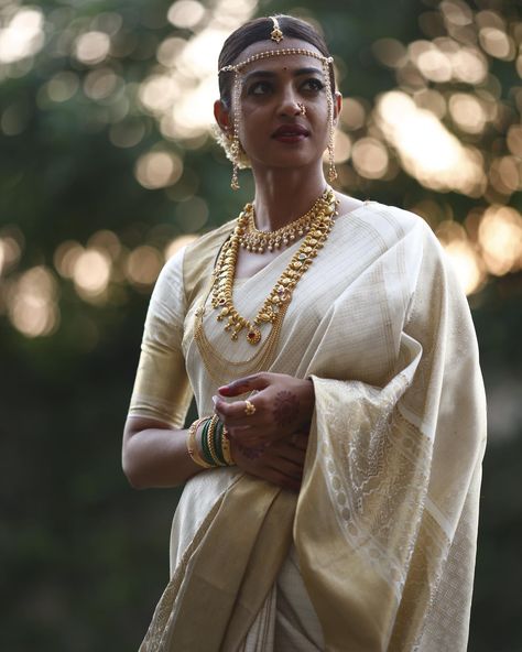 We Are Swooning Over These Bridal Looks From Made In Heaven 2 Buddhist Wedding Dress, Marathi Jewellery, Buddhist Wedding, Saree Shoot, Golden Outfit, Saree Looks, Sabyasachi Bridal, Engagement Saree, Marathi Bride