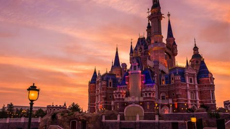 Shanghai Disney Resort Reopens May 11 With Controlled Capacity #ShanghaiDisney #WorldOfWalt Storybook Castle, Disney Parque, Shanghai Disneyland, Disney Cast Member, Disney Cast, Disneyland Hotel, Shanghai Disney Resort, Hong Kong Disneyland, Disney Shanghai