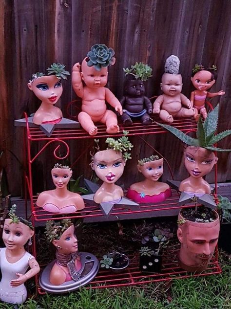 Vintage Garden Ideas, Head Planters, Decoration Originale, Outdoor Retreat, Creepy Dolls, Doll Parts, Vintage Garden, Doll Head, Dream House Decor