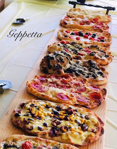 Pizza Charcuterie Board, Charcuterie Board Pizza, Fall Appetizers Easy, Christmas Pizza, Fall Appetizers, Elegant Appetizers, Veggie Snacks, Snack Platter, Board Charcuterie