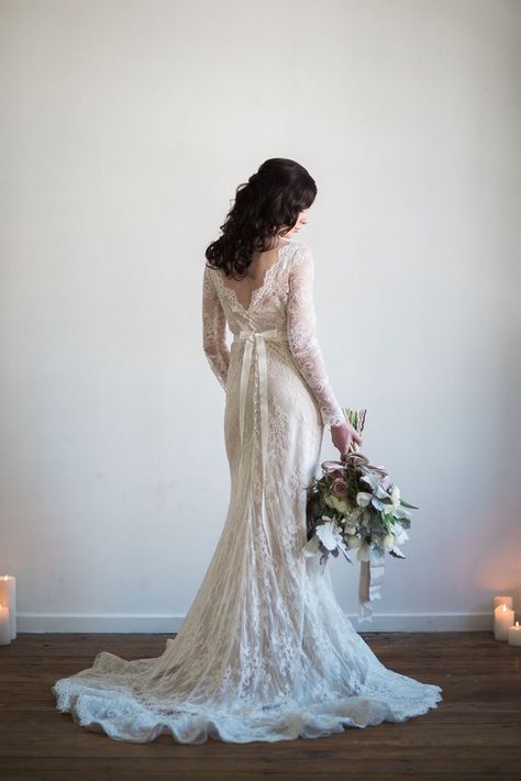 Natural Romantic Wedding, Romantic Lace Wedding Dress, Choosing Wedding Colors, Vendors List, Romantic Wedding Dress Lace, Samantha Wills, Chic Vintage Brides, Sleeved Wedding, Karen Willis Holmes