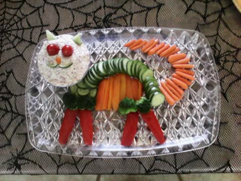 Cat Veggie Tray and Dip Cat Themed Appetizers, Cat Veggie Tray, Cat Fruit Tray, Cat Birthday Food Ideas, Cat Birthday Party Snacks, Cat Charcuterie Board, Cat Theme Food, Cat Party Food Ideas, Cat Themed Party Food